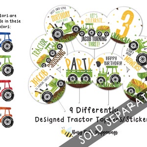 Puede incluir: Nueve toppers o pegatinas redondas con tem&aacute;tica de tractores para fiestas. Los toppers presentan un tractor verde con un globo de cumplea&ntilde;os amarillo, una se&ntilde;al de cruce de tractores, un tractor con el texto "Start Your Mowers!" y un tractor con el texto "Let's Celebrate... Jacob Turning Three!"