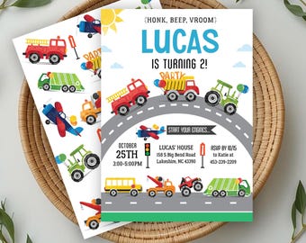 Op de afbeelding: Een verjaardagsuitnodigingskaart met kleurrijke illustraties van bouwvoertuigen, een brandweerwagen en een vliegtuig. De tekst luidt: HONK, BEEP, VROOM, LUCAS IS TURNING 2!, START YOUR ENGINES, OCTOBER 25TH, 3:00-5:00PM, LUCAS' HOUSE, 158 S Big Bend Road, Lakeshire, NC 43390, RSVP BY 10/15 to Katie at 453-239-2209.