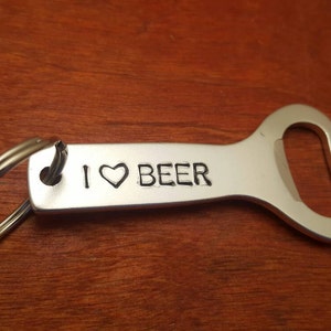 Geschenk für Papa Aluminium Flaschenöffner Schlüsselanhänger, ich liebe Bier, Bieröffner, Jungs Geschenk, Vatertagsgeschenk, Mann, Papa, Freund Von Hand gestempelt