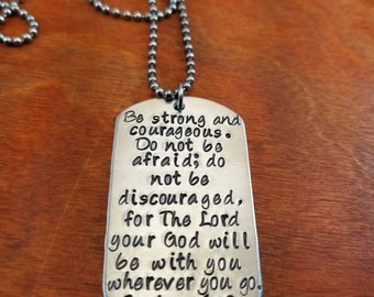 Joshua 1 9 dog tag collana, poliziotto, vigile del fuoco, Sii forte e coraggioso, regalo di schieramento militare, gioielli versetto biblico, eroe timbrato a mano