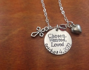 Collana con adozione del Gotcha Day, regalo per figlia adottiva scelta, ricercata, amata, collana in argento sterling con pietra portafortuna personalizzata con timbro a mano