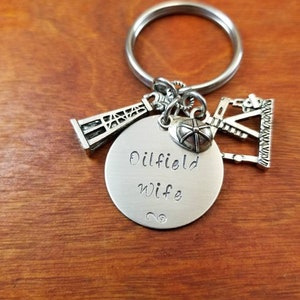 Catena di chiavi Oilfield Wife, catena di chiavi in argento Sterling, regalo della moglie di Oilfield, portachiavi della moglie di Oilfield, portachiavi Derrick, piattaforma petrolifera, stampata a mano