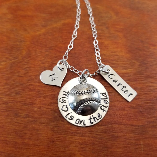Collier de maman de baseball, cadeau de maman d'équipe, mon coeur est sur le terrain, maman de sports, bijoux de base-ball, cadeau personnalisé de Saint-Valentin estampillé à la main