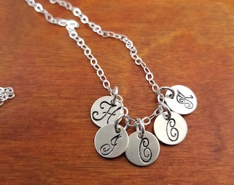 Erste Halskette, Sterling Silber Halskette, Muttertagsgeschenk, zierliche Brief Halskette, benutzerdefinierte Mutter Halskette, Von Hand gestempelt personalisiert