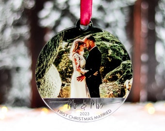 Personalisierte erste Weihnachten verheiratet Ornament, benutzerdefinierte gerade verheiratet Christbaumkugel Mr Ans Mrs Foto Ornamente, Weihnachtskugel, Hochzeitspaar Geschenk