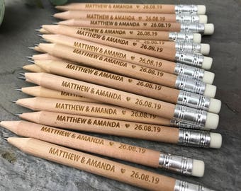 Bleistift Uns In Hochzeitseinladungen | Rustikale Save The Date Karten, Personalisierte benutzerdefinierte gravierte Bleistifte Gunst, Hochzeitsgeschenk, Boho Hochzeit