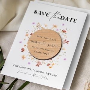 Imán para guardar la fecha con tarjetas / Imanes de boda con flores silvestres / Invitaciones rústicas de madera para guardar la fecha o para la noche / Guardar nuestras fechas