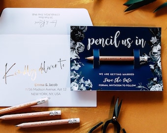 Retenez cette date avec un crayon, des cartes d'invitation de mariage, des crayons gravés en bois rustique, des idées de rendez-vous uniques et personnalisées avec une enveloppe GRATUITE - Bleu marine