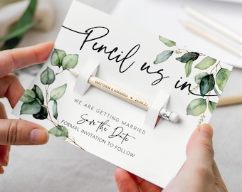 Save the Date Pencil Us in Karten, rustikale Hochzeit lädt ein, holzgravierte Bleistifte, benutzerdefinierte Save Dates-Idee mit KOSTENLOSEM Umschlag - Blush Pink