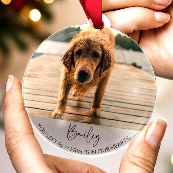 Hunde-Memorial-Verzierung, personalisierte Fotokugel, Haustierverlustgeschenk, Pfotenabdrücke In unseren Herzen, Weihnachtsdenmal als Andenken, individuelles Haustierportrait