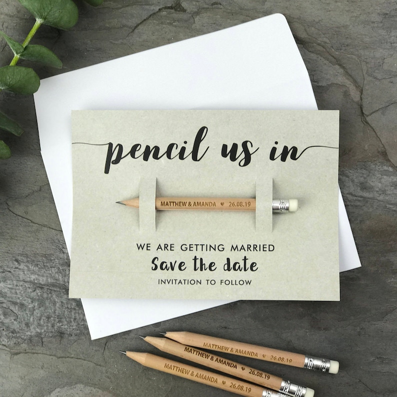 Bleistift uns in Save the Date Karten Personalisierte Hochzeitseinladungen Save the Dates Magnet Lädt mit Umschläge Rustikal Minimalistisch Bild 1