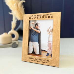 Superheld Papa Bild Rahmen | Personalisiertes Vatertagsgeschenk | Bestes Geburtstagsgeschenk für Papa, Stiefvater | Alles Gute zum Vatertag von Sohn oder Tochter