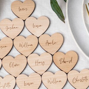 Regalos de boda de madera, nombres de boda de madera personalizados, etiquetas con nombres, tarjetas de nombre modernas, nombres rústicos cortados con láser, decoración de mesa