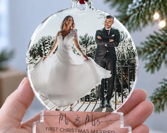パーソナライズされた結婚初クリスマス写真オーナメント、新婚夫婦へのクリスマスギフト、ウェディングフォトオーナメント、ミスター＆ミセスクリスマス記念品