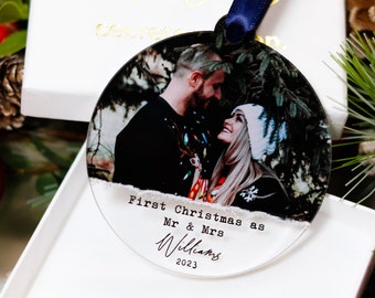 Personalisierte erste Weihnachten Verheiratet Ornament 2023, Mr And Mrs Photo Ornamente, Just Married Christbaumkugel, Paar Geschenk Baumschmuck