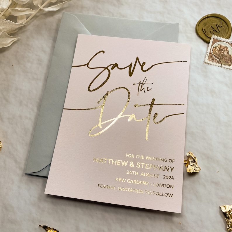 Schlichte Save the Date Karte mit goldenem Schriftzug