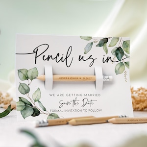 Sparen Sie den Datums-Bleistift Uns in Hochzeitseinladungskarten, rustikale holzgravierte Bleistifte, kundenspezifische einzigartige außer Datums-Idee mit KOSTENLOSEM Umschlag - Marineblau