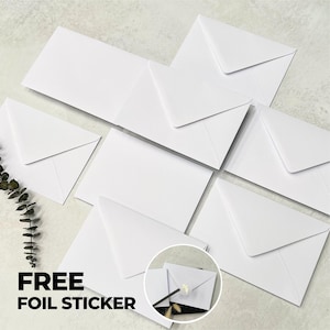 Op de afbeelding: Een verzameling witte enveloppen gerangschikt in een groep, met een cirkelvormige inzet die een witte envelop toont verzegeld met een kleine goudfolie sticker. De tekst FREE FOIL STICKER is in dikke zwarte letters aan de linkerkant gedrukt.
