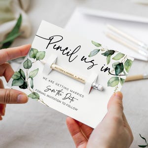 Save the Date-potlood ons in-kaarten, rustieke huwelijksuitnodigingen, houtgegraveerde potloden, gepersonaliseerd idee voor bewaardatums met GRATIS envelop - blush roze