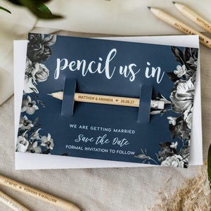 Sparen Sie den Datums-Bleistift in Karten, rustikale Hochzeit lädt ein - gravierte Bleistifte - Benutzerdefinierte einzigartige Save Dates-Idee mit Umschlag - Floral Navy