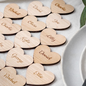 Nombres de lugares de boda de madera, nombres de lugares personalizados, nombres de lugares de madera, regalos de boda personalizados, decoración de mesa de boda, corazón cortado con láser