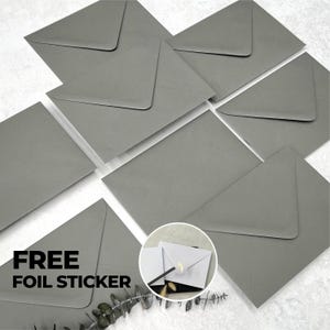 Donkergrijze enveloppen C6 of C5, luxe rookkleurige trouwkaarten envelop, A6-A5-enveloppen met save-the-date of RSVP, gratis foliestickers