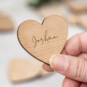 Gepersonaliseerde plaatsnamen bruiloft, houten hart couvert, gegraveerde trouwbedankjes, aangepaste bruiloft tafeldecor, lasergesneden namen