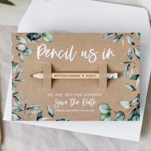 Save the Dates Bleistift mit Karten | Personalisierte Hochzeitseinladungen Lädt ein | Rustikale botanische Backing Cards | Alternative zu Magnet