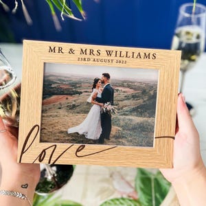 Cadre photo personnalisé pour cadeau de mariage de M. et Mme | Cadeau d&#39;anniversaire, cadre photo en bois gravé avec date, fiançailles en couple