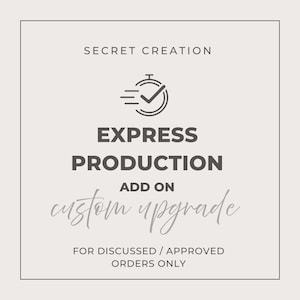 Può includere: Grafica quadrata con il testo "SECRET CREATION" in alto. Sotto c'è una grafica di un orologio con un segno di spunta e le parole "EXPRESS PRODUCTION ADD ON custom upgrade" e "FOR DISCUSSED / APPROVED ORDERS ONLY".