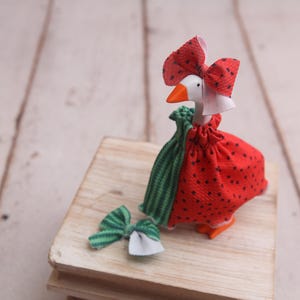 Sandía roja partida; Atuendos y lazos para ganso de escritorio de 10 a 28 cm, hechos a medida.