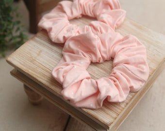Lichtroze scrunchie met sierlijke stippen: haarelastiekje