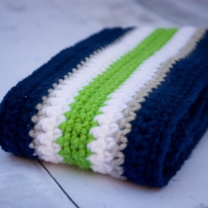 Op Seattle Seahawks geïnspireerde helmsjaal: kindersjaal, peutersjaal, kindersjaal, blauw en groen, sirenes, Seahawks-voetbal, 12e man