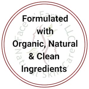 Puede incluir: Una etiqueta circular blanca con un borde fino de color rojo oscuro. El texto Formulated with Organic, Natural & Clean Ingredients aparece en negro. Detr&aacute;s del texto se observa un contorno tenue de un perfil facial en verde claro y rojo.