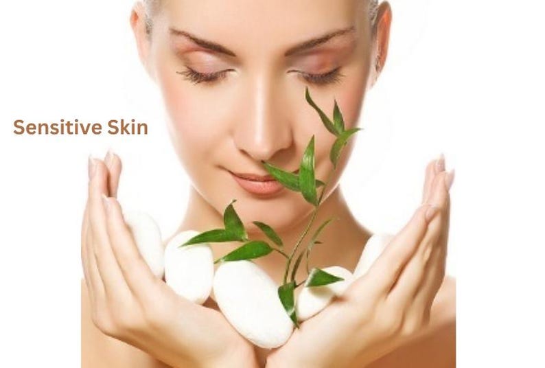 Puede incluir: Una persona con los ojos cerrados sostiene una peque&ntilde;a planta de bamb&uacute; verde y varias piedras ovaladas blancas y lisas en sus manos ahuecadas. El texto "Sensitive Skin" est&aacute; impreso en letras marrones a la izquierda sobre fondo blanco.