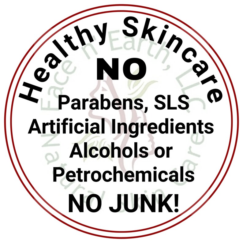 Puede incluir: Una etiqueta circular blanca con un borde fino de color rojo oscuro. El texto dice: Healthy Skincare, NO Parabens, SLS, Artificial Ingredients, Alcohols or Petrochemicals, NO JUNK! Se observa una marca de agua tenue en verde y rojo de un perfil facial.