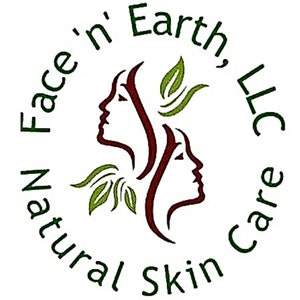 Puede incluir: Un logotipo circular con dos perfiles de rostros estilizados en rojo oscuro, rodeados de hojas verdes. El texto Face 'n' Earth, LLC y Natural Skin Care est&aacute; escrito en letras verde oscuro en un arco circular alrededor del gr&aacute;fico.