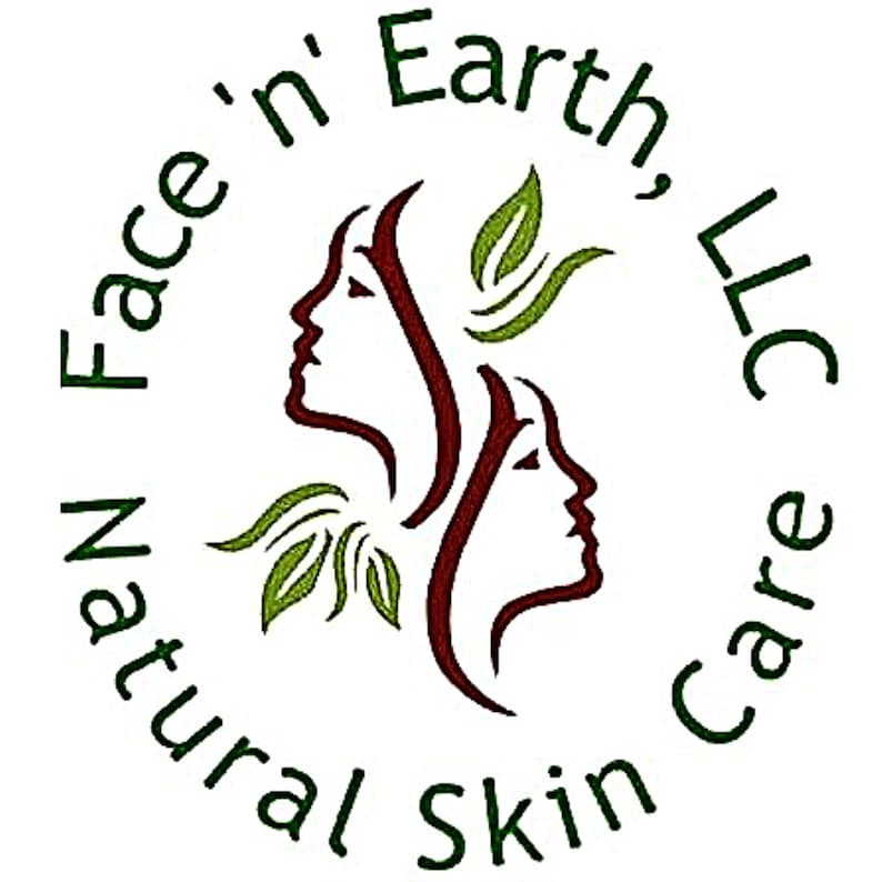 Puede incluir: Un logotipo circular con dos perfiles de rostros estilizados en rojo oscuro, rodeados de hojas verdes. El texto Face 'n' Earth, LLC y Natural Skin Care est&aacute; escrito en letras verde oscuro en un arco circular alrededor del gr&aacute;fico.
