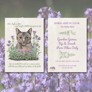 Puede incluir: Invitación de dos caras con una ilustración de gato rodeado de flores moradas. El texto incluye "She's high on life!" y "You're invited to a not-so-serious soiree." El segundo lado enumera los detalles del evento: "Garden Games, Sip & Snack, Pure Vibes Only."
