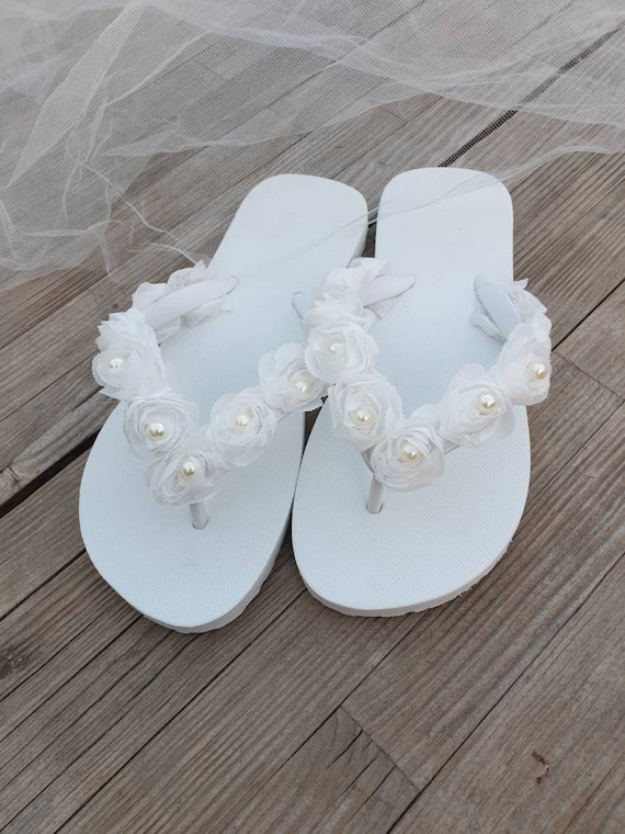 Infradito da sposa con perle Infradito da sposa in avorio. infradito da  matrimonio..pantofole da damigella d'onore della sposa.. pantofole da  matrimonio in pizzo -  Italia