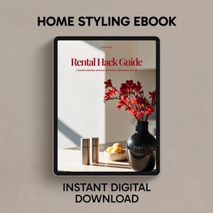 Może przedstawiać: Cyfrowy tablet wyświetlający e-book o stylizacji wnętrz pod tytułem Rental Hack Guide: Transforming Spaces Without Breaking Rules. Okładka przedstawia czarny wazon z czerwonymi kwiatami, dwa metalowe dozowniki oraz małą miskę z żółtymi cytrynami.