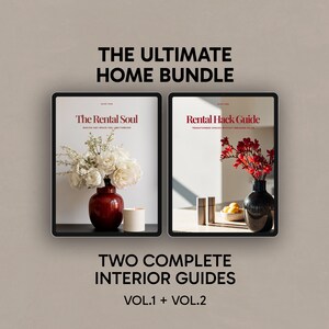 Op de afbeelding: Twee digitale tablets met interieurgidsen getiteld The Ultimate Home Bundle. Het linkerscherm toont The Rental Soul met een rode vaas met witte bloemen. Het rechterscherm toont Rental Hack Guide met een zwarte vaas met rode bloemen.
