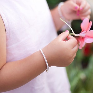 Perlen-Armband aus Sterlingsilber für Neugeborene, Säugling, Baby, Mädchen, Kleinkinder, Kinder, Blumenmädchen, Patenkind, Enkelin oder Recital Geschenk