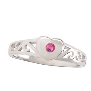 Op de afbeelding: Een zilveren ring met een hartvormig ontwerp en een roze edelsteen in het midden.