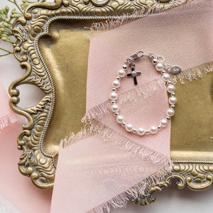 Personalisiertes Sterlingsilber-Tauf- oder Taufkreuzarmband, Säuglings-Baby-Mädchen, Baby-Widmung, kundenspezifischer Anfangsbuchstabenanhänger