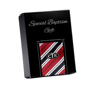 Cravate LDS de baptême à rayures rouges et noires avec épingles CTR dans une boîte cadeau pour garçon, cadeau de baptême mormon pour garçons, cravate rouge à rayures pour jeunes