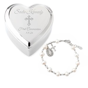 Caja de joyería personalizada para niña con grabado, pulsera de rosario con cruz de plata de ley y perlas. Set de regalo de 2 piezas para la Primera Comunión.