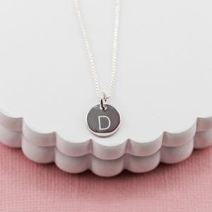 Collar personalizado con letra inicial grabada GRATIS en plata de ley, para niños, niñas, adolescentes y mujeres, joyería minimalista de 10 mm
