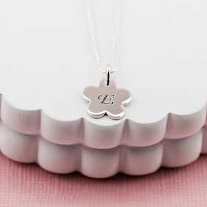 Collar personalizado de flores de margarita grabado personalizado de plata de ley, niñas pequeñas, niños pequeños, niños, joyería de letras iniciales personalizadas para niños