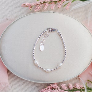Sterlingzilveren zoetwaterparelkralenarmband met optionele initiële bedel, cadeau voor pasgeboren baby&#39;s, peuters of kleine meisjes sieraden